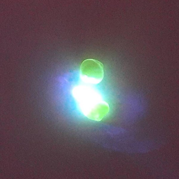 画像2: ウランビーズ1023　ボヘミアガラス　グリーン（2個入）【年代物】 (2)