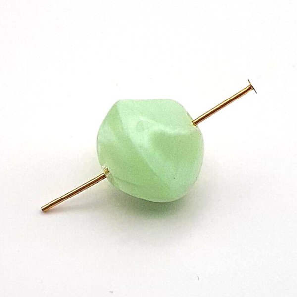 画像3: ウランビーズ1023　ボヘミアガラス　グリーン（2個入）【年代物】 (3)