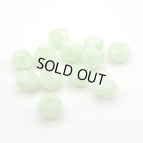 画像1: ウランビーズ1024　ボヘミアガラス　グリーン（12個入）【年代物】 (1)