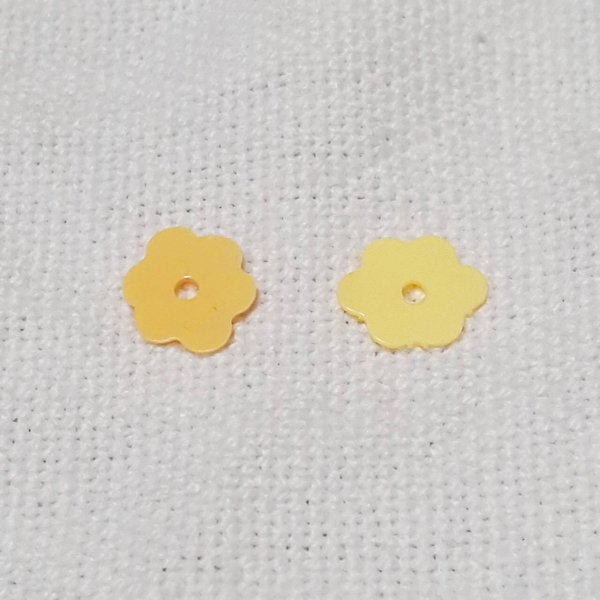 画像2: スパンコール1414　フラワー7mm　イエロー1g (2)