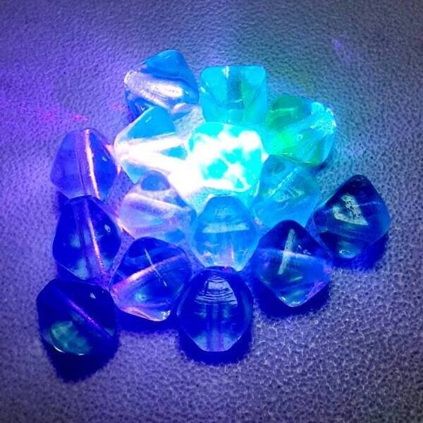 画像2: ウランビーズ1035 チェコ グリーン（15個入） (2)