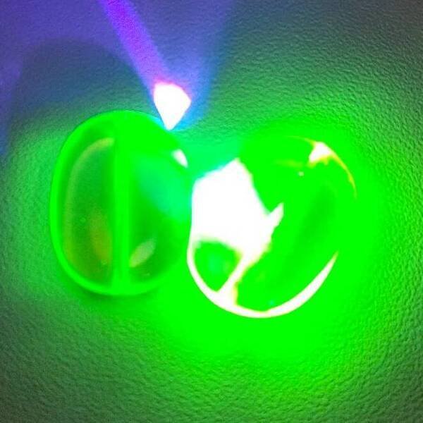 画像2: ウランビーズ1036 チェコ グリーン（2個入） (2)