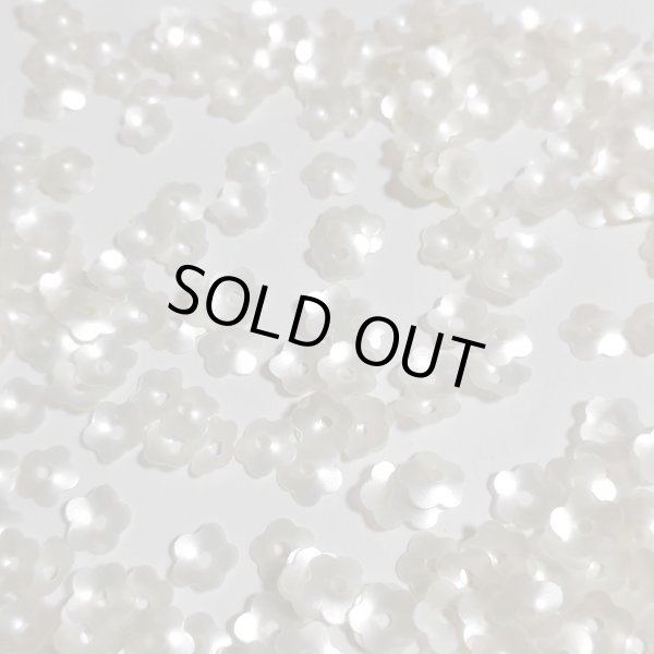 画像2: スパンコール1729　プリンセスフラワー5mm　アイボリー1g　5枚花弁 (2)