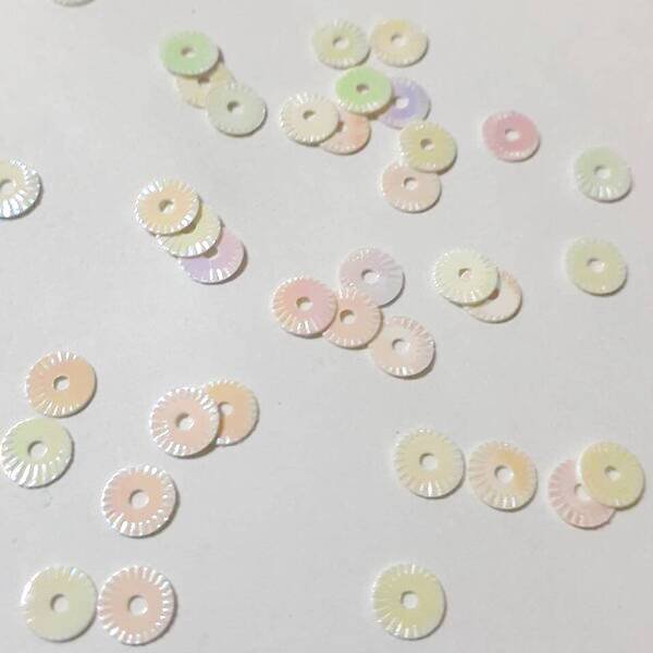 画像2: スパンコール1746 クロック4mm アイボリーAB 1g　 (2)