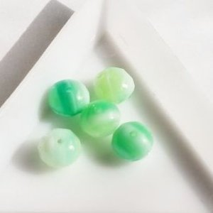 画像1: ウランビーズ339　グリーン　ボタンカット　（5個入り） (1)