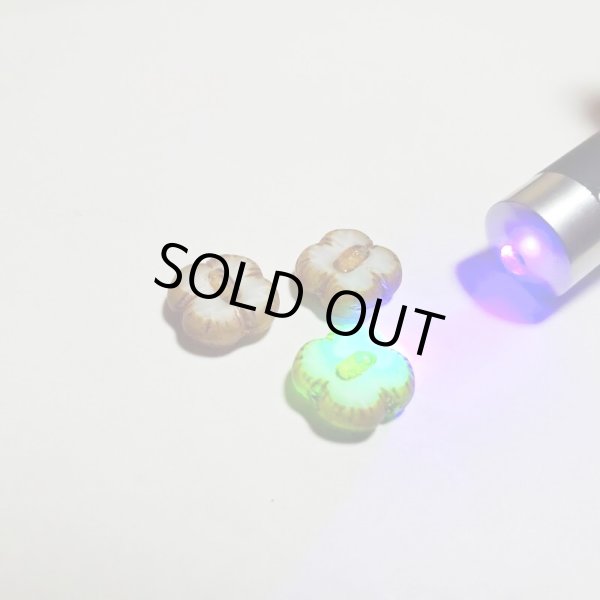 画像2: ウランビーズ358　ホワイト　よつば（3個入り） (2)