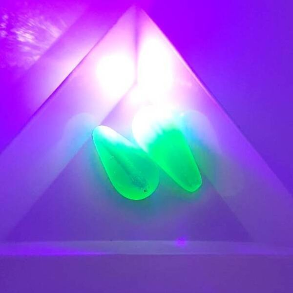 画像2: ウランビーズ334 グリーン しずく型（2個入）【在庫限り】 (2)