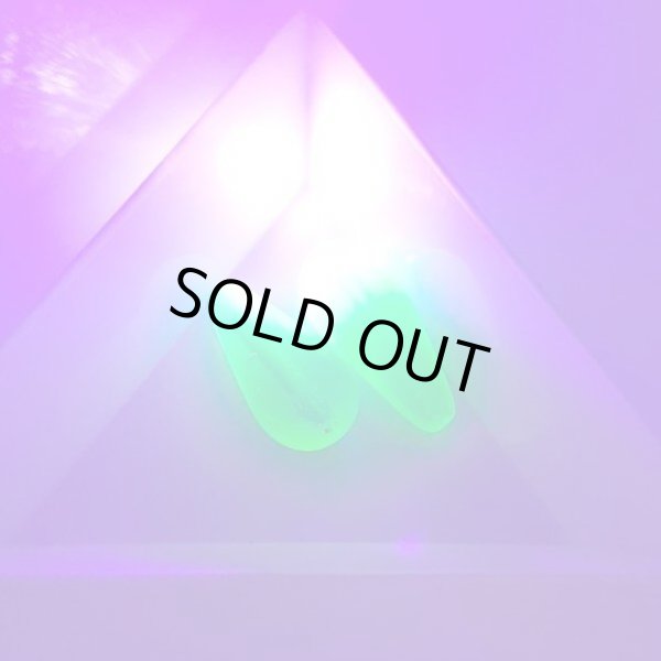 画像2: ウランビーズ334 グリーン しずく型（2個入）【在庫限り】 (2)