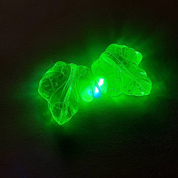 画像3: ウランビーズ1013  グリーン リーフ15×13mm（2個入）年代物・ボヘミア★人気商品★ (3)