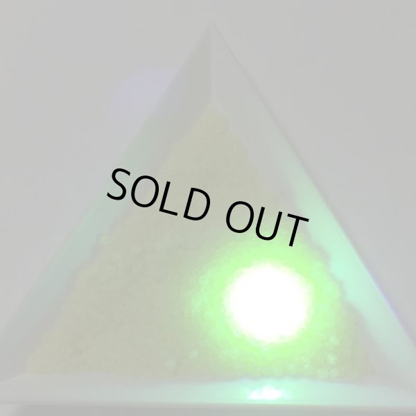 画像3: ウランビーズ282　ライトイエロー　約2.0mm　（6グラム入り） (3)