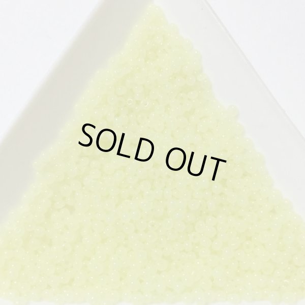 画像1: ウランビーズ281　ライトイエロー　約1.5mm　（6グラム入り） (1)