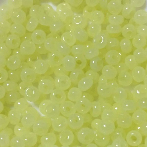 画像2: ウランビーズ283　イエロー　約2.5mm　（6グラム入り） (2)