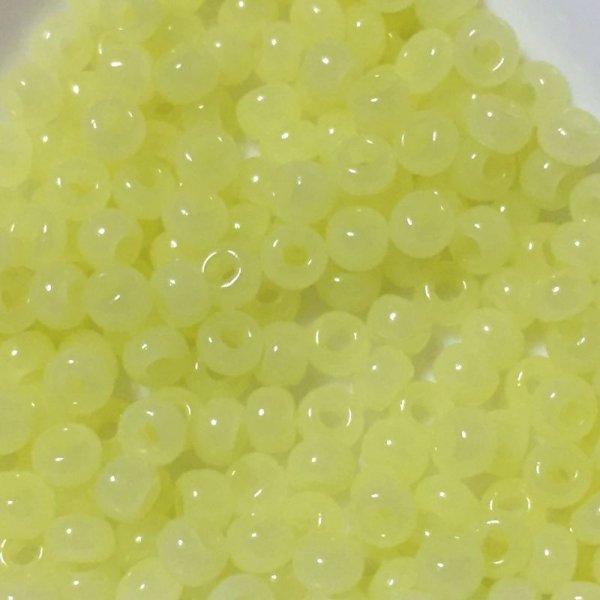 画像2: ウランビーズ284　ライトイエロー　約3.0mm　（6グラム入り） (2)