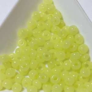 画像1: ウランビーズ286　ライトイエロー　約4.0mm　（6グラム入り） (1)