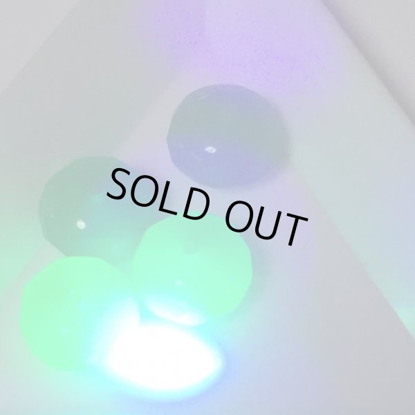 画像2: ウランビーズ310　グリーン　10ミリ　ボタン（4個入り） (2)