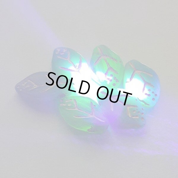 画像2: ウランビーズ373　グリーン×ブルー　リーフ13mm（6個入り） (2)