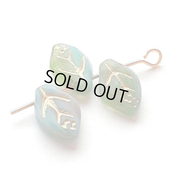 画像4: ウランビーズ373　グリーン×ブルー　リーフ13mm（6個入り） (4)